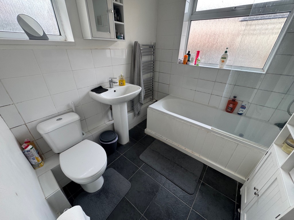 Lot: 137 - THREE-BEDROOM HOUSE FOR INVESTMENT - Bathroom